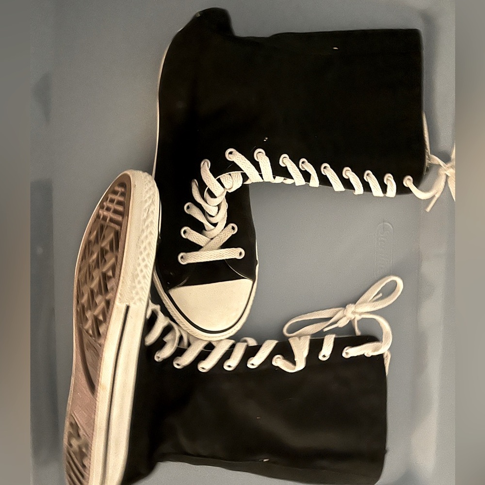 Converse Chuck Taylor Men’s 5/ Women’s 7 calf height lace up sneakers